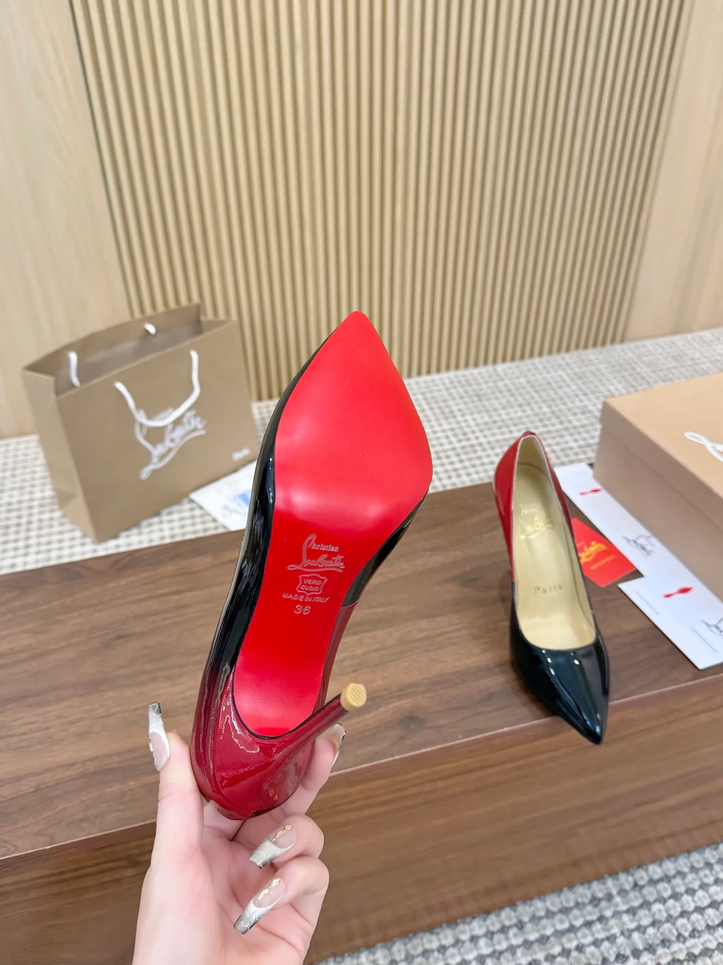👟👟Ex-factory price 440👟👟 Genuine leather sole +40 Year-round shipment💝Christian Louboutin CL👠 Classic "💎Cow Patent Leather💎Series" noble and luxurious, real blingbling✨ Real materials, all customized by the pattern maker, and the materials are made of original customized materials, achieving the taste of the original 6 color options💍 Upper: imported 👉cow patent leather💪 lining: sheepskin foot pad/lining code number: 34-40.41.42 heel height: two options: 10.5cm and 8.5cm